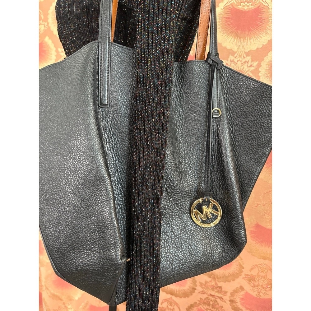 Michael Kors Izzy Pebbled Leather Large Reversible Tote and Wallet, Black Tan - Picture 9 of 10